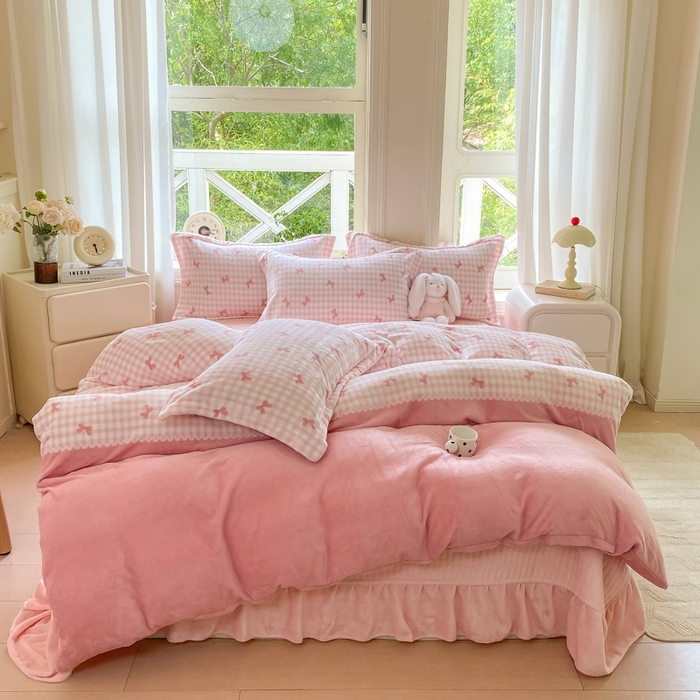 91家纺网 家纺一手货源 找家纺 梦可莱家居 2025冬新款牛奶绒加厚保暖花边床盖四件套系列简单款 双拼蝴蝶粉