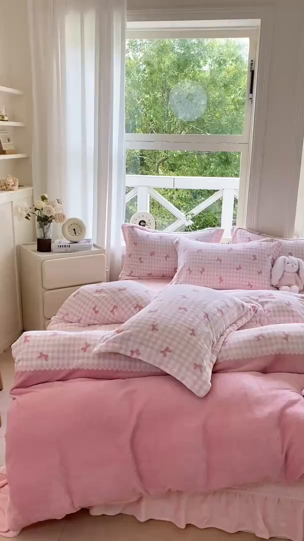 91家纺网 家纺一手货源 找家纺 梦可莱家居 2025冬新款牛奶绒加厚保暖花边床盖四件套系列简单款 双拼蝴蝶粉