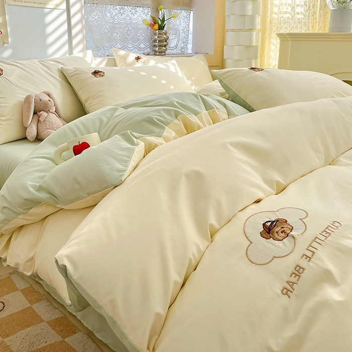 91家纺网 家纺一手货源 找家纺 琪格格纺织 2025新款40s全棉纯棉小熊绣花系列四件套 奶油熊  米白配水绿