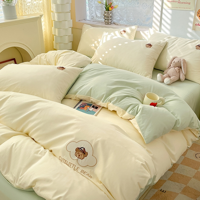 91家纺网 家纺一手货源 找家纺 琪格格纺织 2025新款40s全棉纯棉小熊绣花系列四件套 奶油熊  米白配水绿