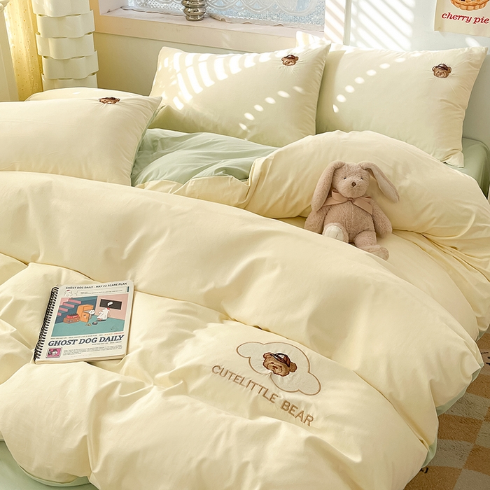 91家纺网 家纺一手货源 找家纺 琪格格纺织 2025新款40s全棉纯棉小熊绣花系列四件套 奶油熊  米白配水绿