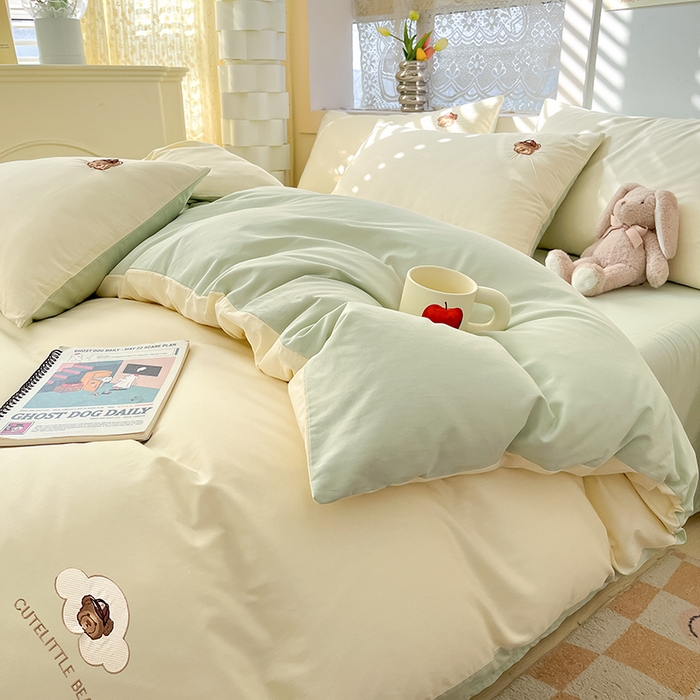 91家纺网 家纺一手货源 找家纺 琪格格纺织 2025新款40s全棉纯棉小熊绣花系列四件套 奶油熊  米白配水绿