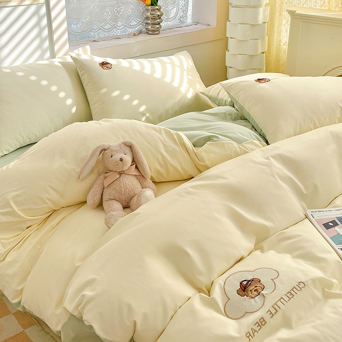 91家纺网 家纺一手货源 找家纺 琪格格纺织 2025新款40s全棉纯棉小熊绣花系列四件套 奶油熊  米白配水绿