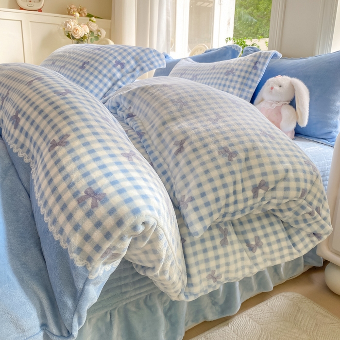 91家纺网 家纺一手货源 找家纺 梦可莱家居 2025冬新款牛奶绒加厚保暖花边床盖四件套系列简单款 双拼蝴蝶兰