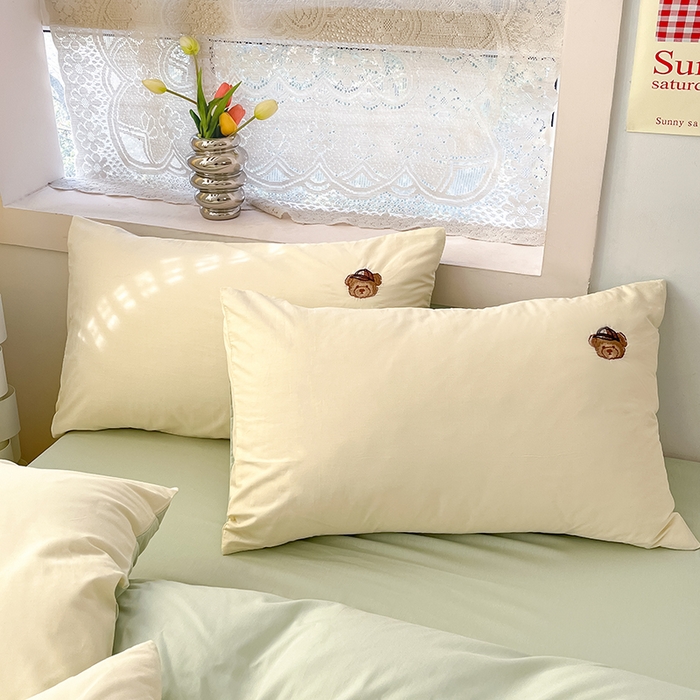 91家纺网 家纺一手货源 找家纺 琪格格纺织 2025新款40s全棉纯棉小熊绣花系列四件套 奶油熊  米白配水绿