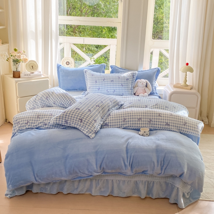 91家纺网 家纺一手货源 找家纺 梦可莱家居 2025冬新款牛奶绒加厚保暖花边床盖四件套系列简单款 双拼蝴蝶兰