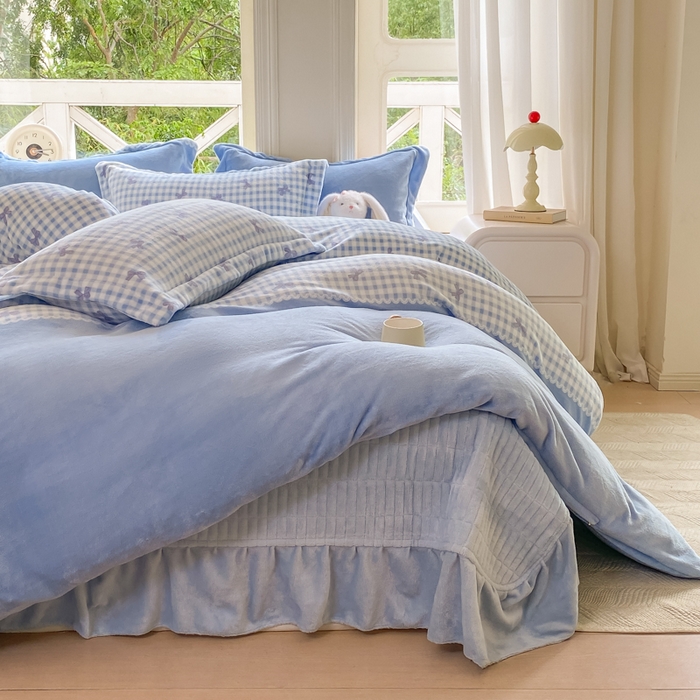 91家纺网 家纺一手货源 找家纺 梦可莱家居 2025冬新款牛奶绒加厚保暖花边床盖四件套系列简单款 双拼蝴蝶兰