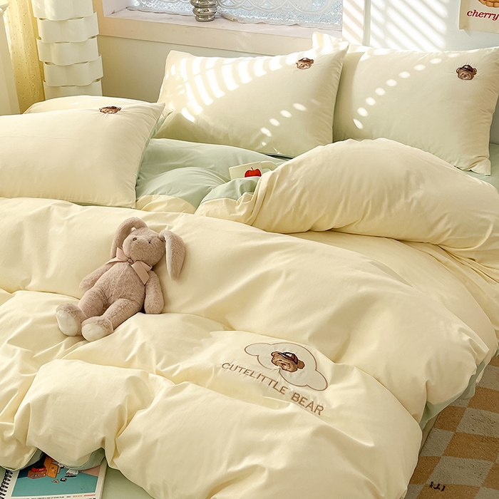 91家纺网 家纺一手货源 找家纺 琪格格纺织 2025新款40s全棉纯棉小熊绣花系列四件套 奶油熊  米白配水绿