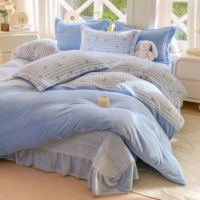 91家纺网 家纺一手货源 找家纺 梦可莱家居 2025冬新款牛奶绒加厚保暖花边床盖四件套系列简单款 双拼蝴蝶兰