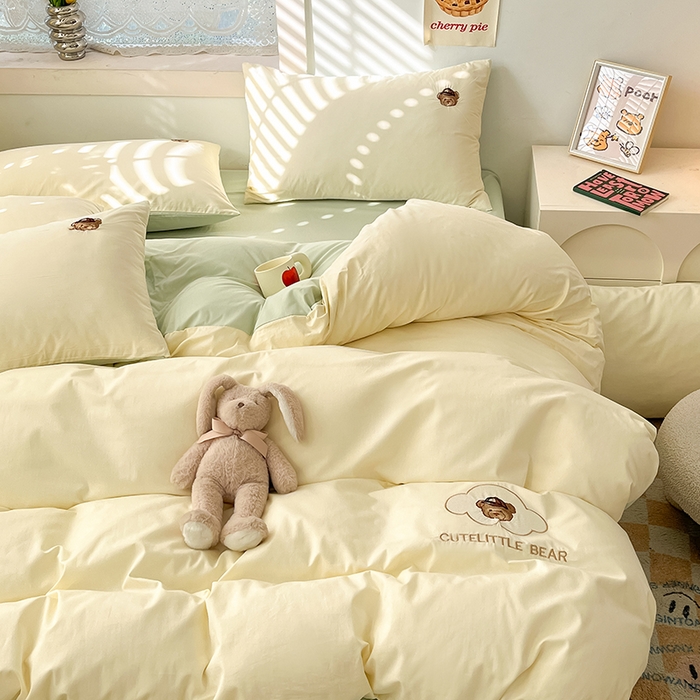 91家纺网 家纺一手货源 找家纺 琪格格纺织 2025新款40s全棉纯棉小熊绣花系列四件套 奶油熊  米白配水绿