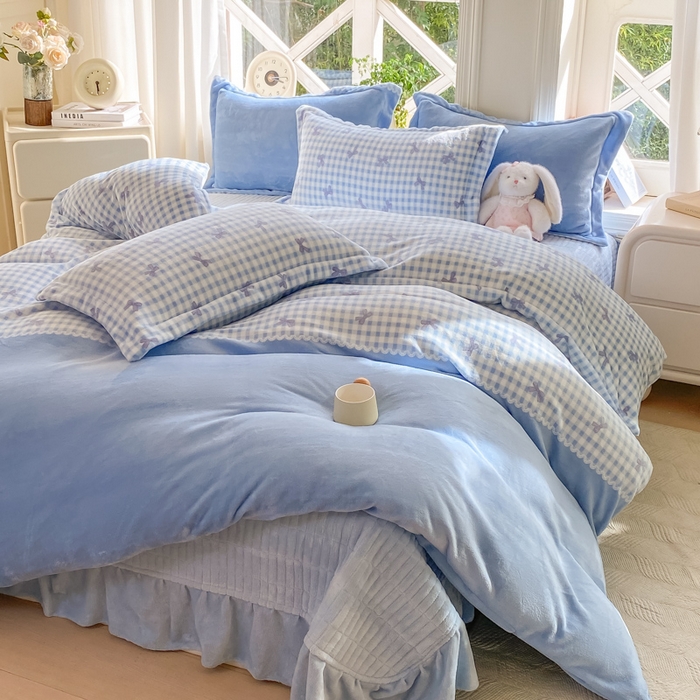 91家纺网 家纺一手货源 找家纺 梦可莱家居 2025冬新款牛奶绒加厚保暖花边床盖四件套系列简单款 双拼蝴蝶兰