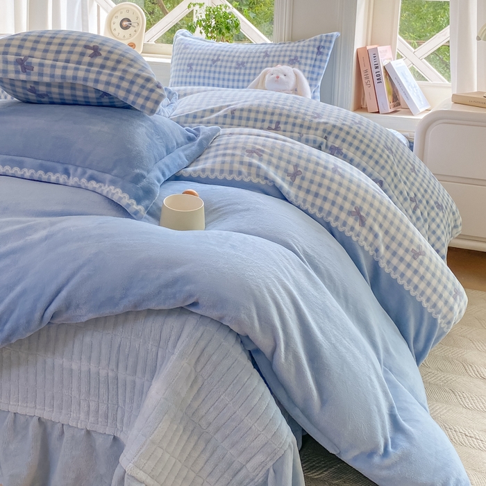 91家纺网 家纺一手货源 找家纺 梦可莱家居 2025冬新款牛奶绒加厚保暖花边床盖四件套系列简单款 双拼蝴蝶兰