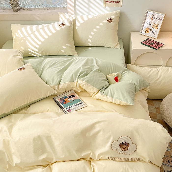 91家纺网 家纺一手货源 找家纺 琪格格纺织 2025新款40s全棉纯棉小熊绣花系列四件套 奶油熊  米白配水绿