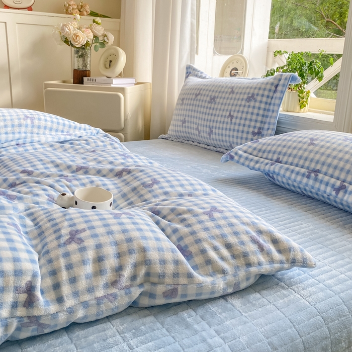 91家纺网 家纺一手货源 找家纺 梦可莱家居 2025冬新款牛奶绒加厚保暖花边床盖四件套系列简单款 双拼蝴蝶兰