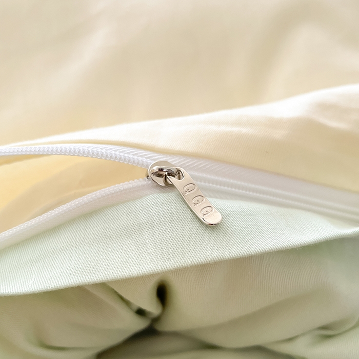 91家纺网 家纺一手货源 找家纺 琪格格纺织 2025新款40s全棉纯棉小熊绣花系列四件套 奶油熊  米白配水绿