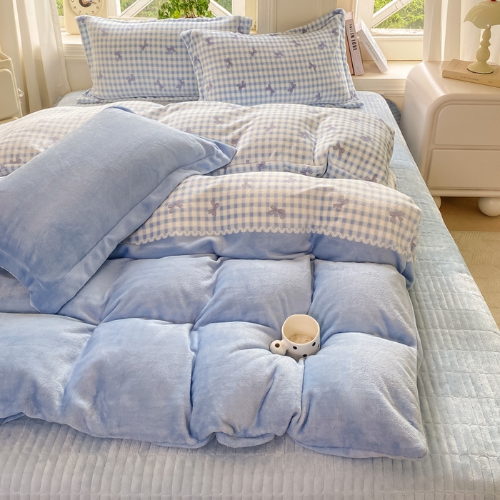 91家纺网 家纺一手货源 找家纺 梦可莱家居 2025冬新款牛奶绒加厚保暖花边床盖四件套系列简单款 双拼蝴蝶兰