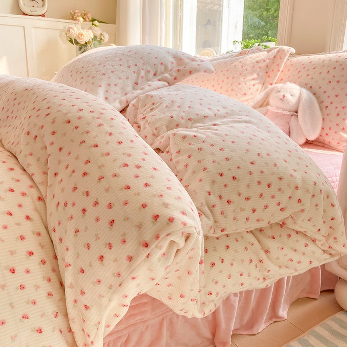 91家纺网 家纺一手货源 找家纺 梦可莱家居 2025冬新款牛奶绒加厚保暖花边床盖四件套系列简单款 小清新