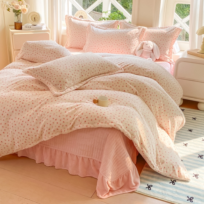 91家纺网 家纺一手货源 找家纺 梦可莱家居 2025冬新款牛奶绒加厚保暖花边床盖四件套系列简单款 小清新