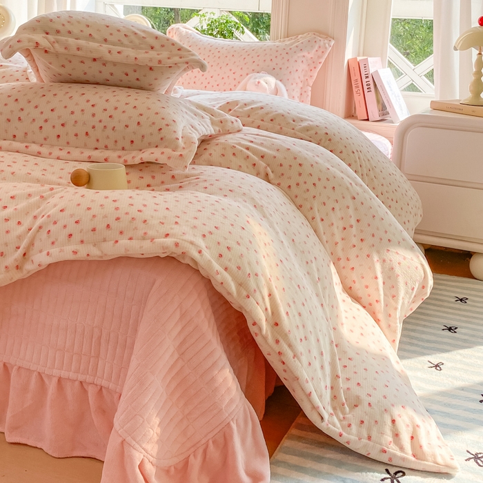 91家纺网 家纺一手货源 找家纺 梦可莱家居 2025冬新款牛奶绒加厚保暖花边床盖四件套系列简单款 小清新