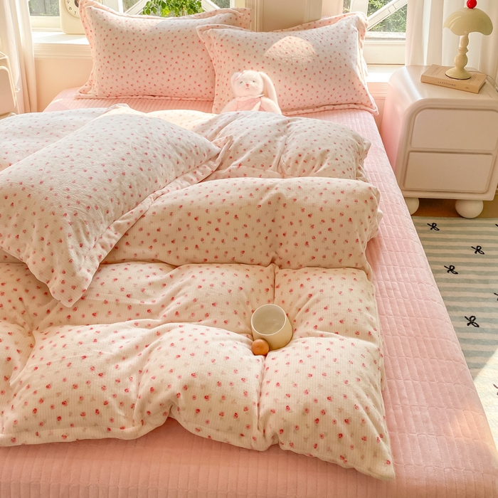 91家纺网 家纺一手货源 找家纺 梦可莱家居 2025冬新款牛奶绒加厚保暖花边床盖四件套系列简单款 小清新