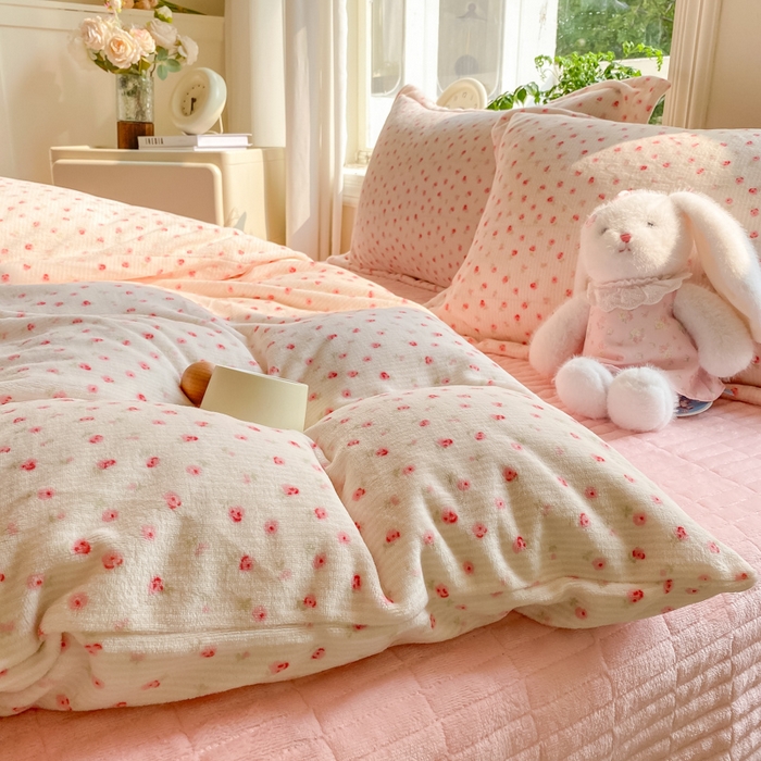 91家纺网 家纺一手货源 找家纺 梦可莱家居 2025冬新款牛奶绒加厚保暖花边床盖四件套系列简单款 小清新