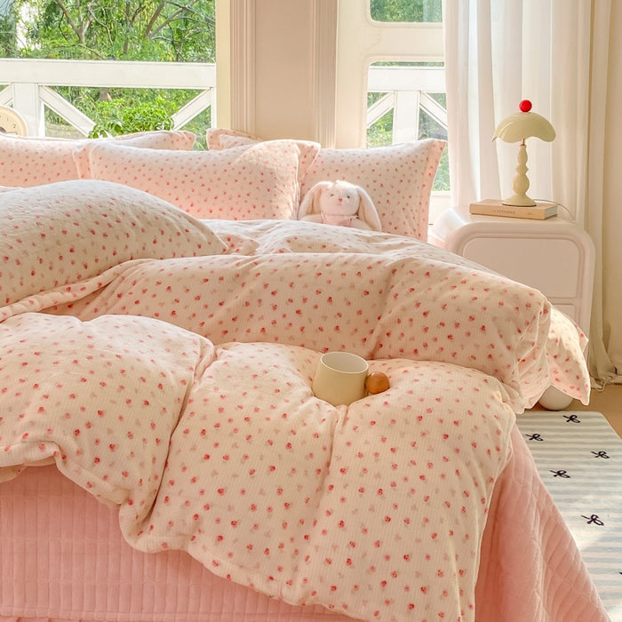 91家纺网 家纺一手货源 找家纺 梦可莱家居 2025冬新款牛奶绒加厚保暖花边床盖四件套系列简单款 小清新