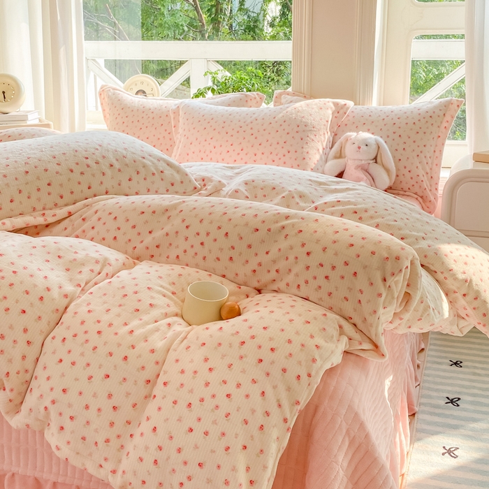 91家纺网 家纺一手货源 找家纺 梦可莱家居 2025冬新款牛奶绒加厚保暖花边床盖四件套系列简单款 小清新