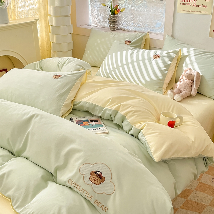 91家纺网 家纺一手货源 找家纺 琪格格纺织 2025新款40s全棉纯棉小熊绣花系列四件套 奶油熊  水绿配米白