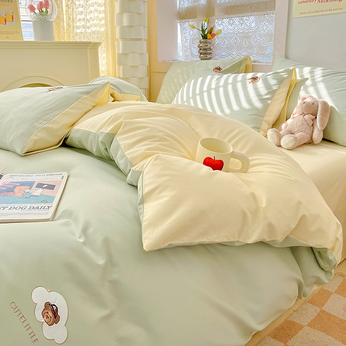 91家纺网 家纺一手货源 找家纺 琪格格纺织 2025新款40s全棉纯棉小熊绣花系列四件套 奶油熊  水绿配米白