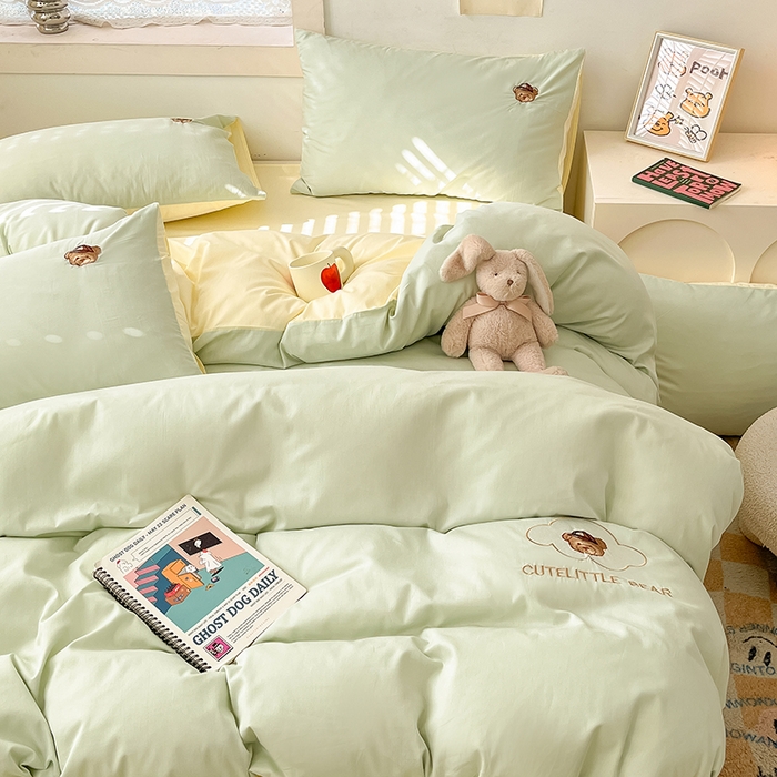 91家纺网 家纺一手货源 找家纺 琪格格纺织 2025新款40s全棉纯棉小熊绣花系列四件套 奶油熊  水绿配米白