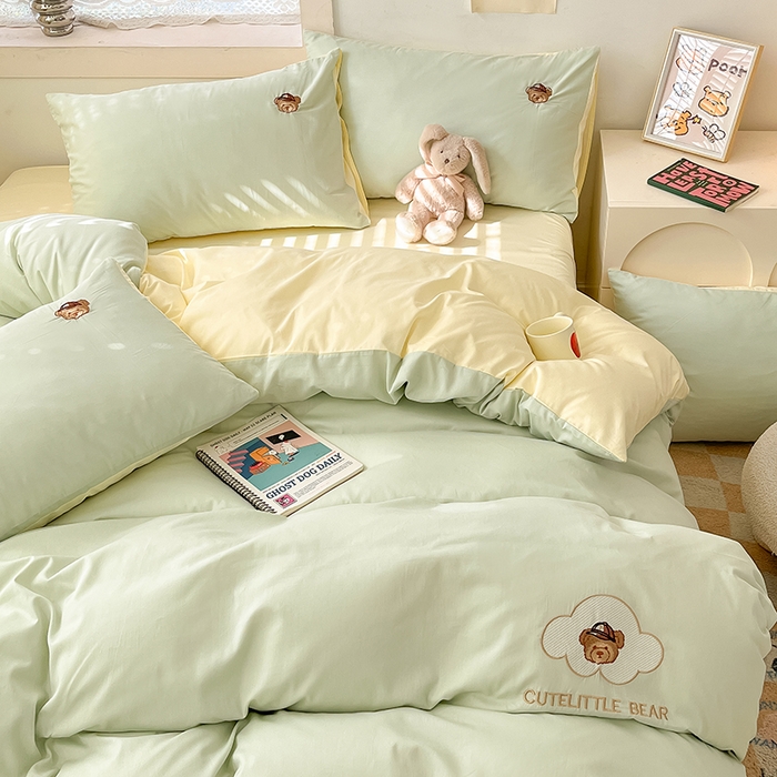 91家纺网 家纺一手货源 找家纺 琪格格纺织 2025新款40s全棉纯棉小熊绣花系列四件套 奶油熊  水绿配米白