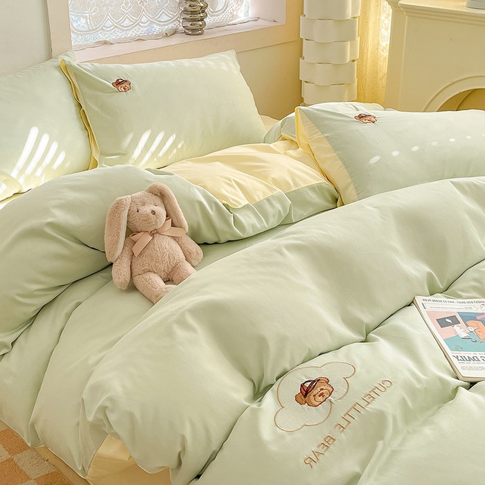 91家纺网 家纺一手货源 找家纺 琪格格纺织 2025新款40s全棉纯棉小熊绣花系列四件套 奶油熊  水绿配米白