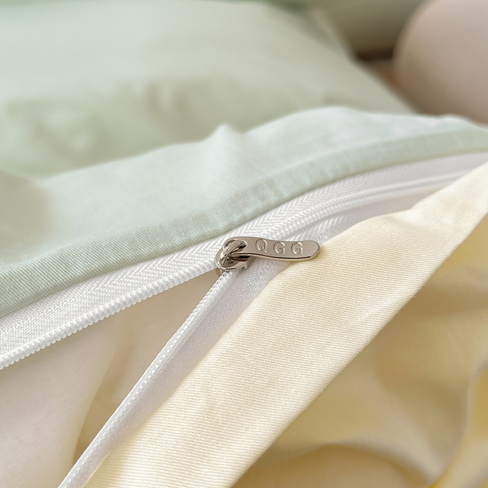 91家纺网 家纺一手货源 找家纺 琪格格纺织 2025新款40s全棉纯棉小熊绣花系列四件套 奶油熊  水绿配米白