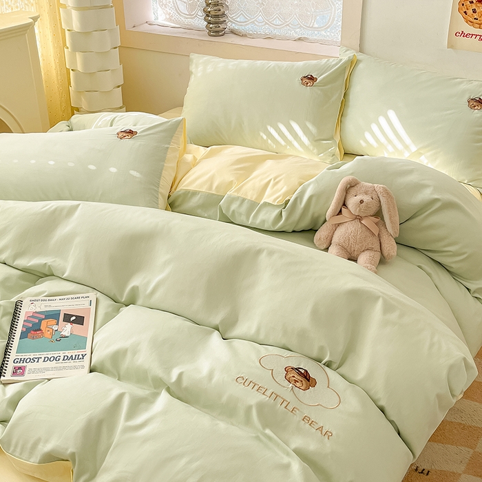 91家纺网 家纺一手货源 找家纺 琪格格纺织 2025新款40s全棉纯棉小熊绣花系列四件套 奶油熊  水绿配米白