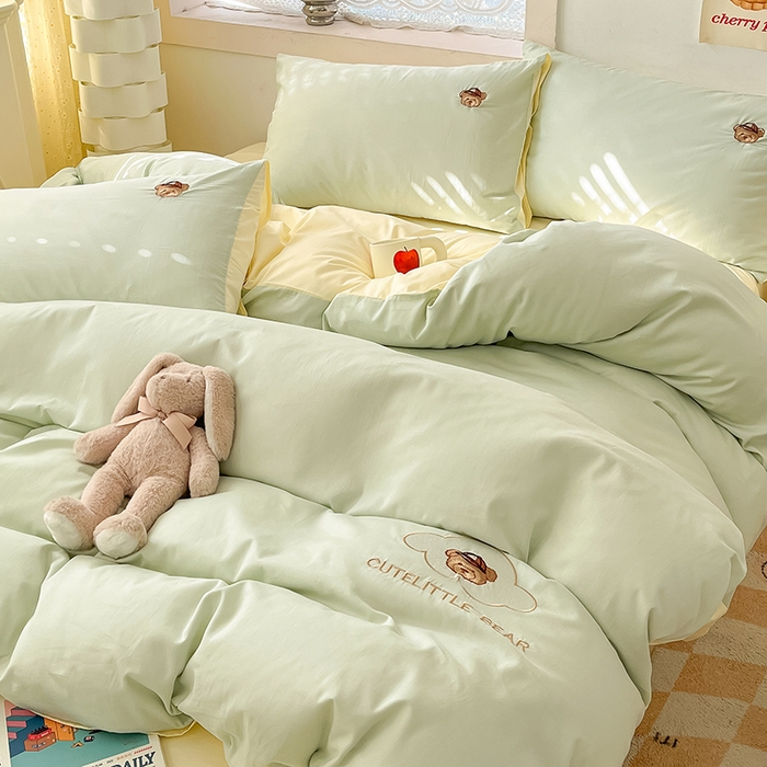 91家纺网 家纺一手货源 找家纺 琪格格纺织 2025新款40s全棉纯棉小熊绣花系列四件套 奶油熊  水绿配米白