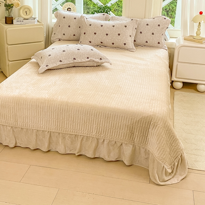 91家纺网 家纺一手货源 找家纺 梦可莱家居 2025冬新款牛奶绒加厚保暖花边床盖四件套系列简单款 心心相印