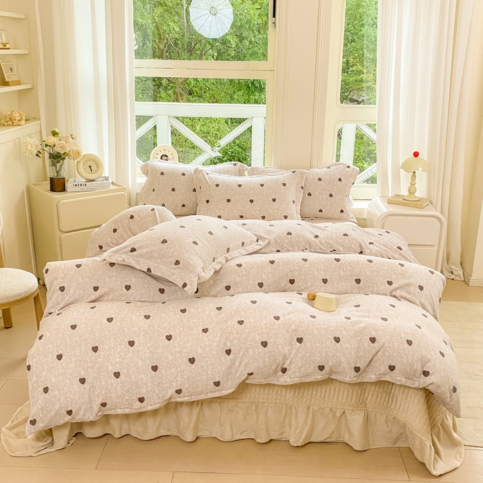 91家纺网 家纺一手货源 找家纺 梦可莱家居 2025冬新款牛奶绒加厚保暖花边床盖四件套系列简单款 心心相印