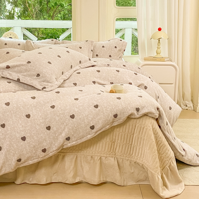 91家纺网 家纺一手货源 找家纺 梦可莱家居 2025冬新款牛奶绒加厚保暖花边床盖四件套系列简单款 心心相印