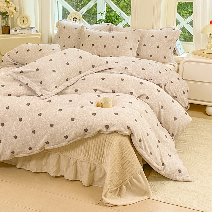 91家纺网 家纺一手货源 找家纺 梦可莱家居 2025冬新款牛奶绒加厚保暖花边床盖四件套系列简单款 心心相印