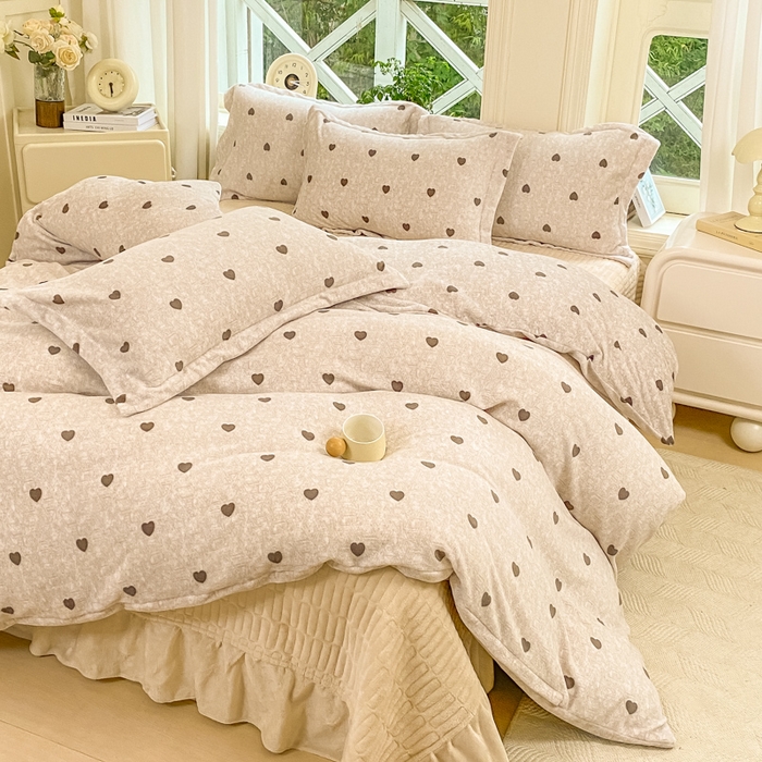 91家纺网 家纺一手货源 找家纺 梦可莱家居 2025冬新款牛奶绒加厚保暖花边床盖四件套系列简单款 心心相印