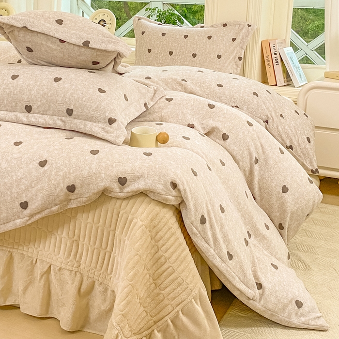 91家纺网 家纺一手货源 找家纺 梦可莱家居 2025冬新款牛奶绒加厚保暖花边床盖四件套系列简单款 心心相印