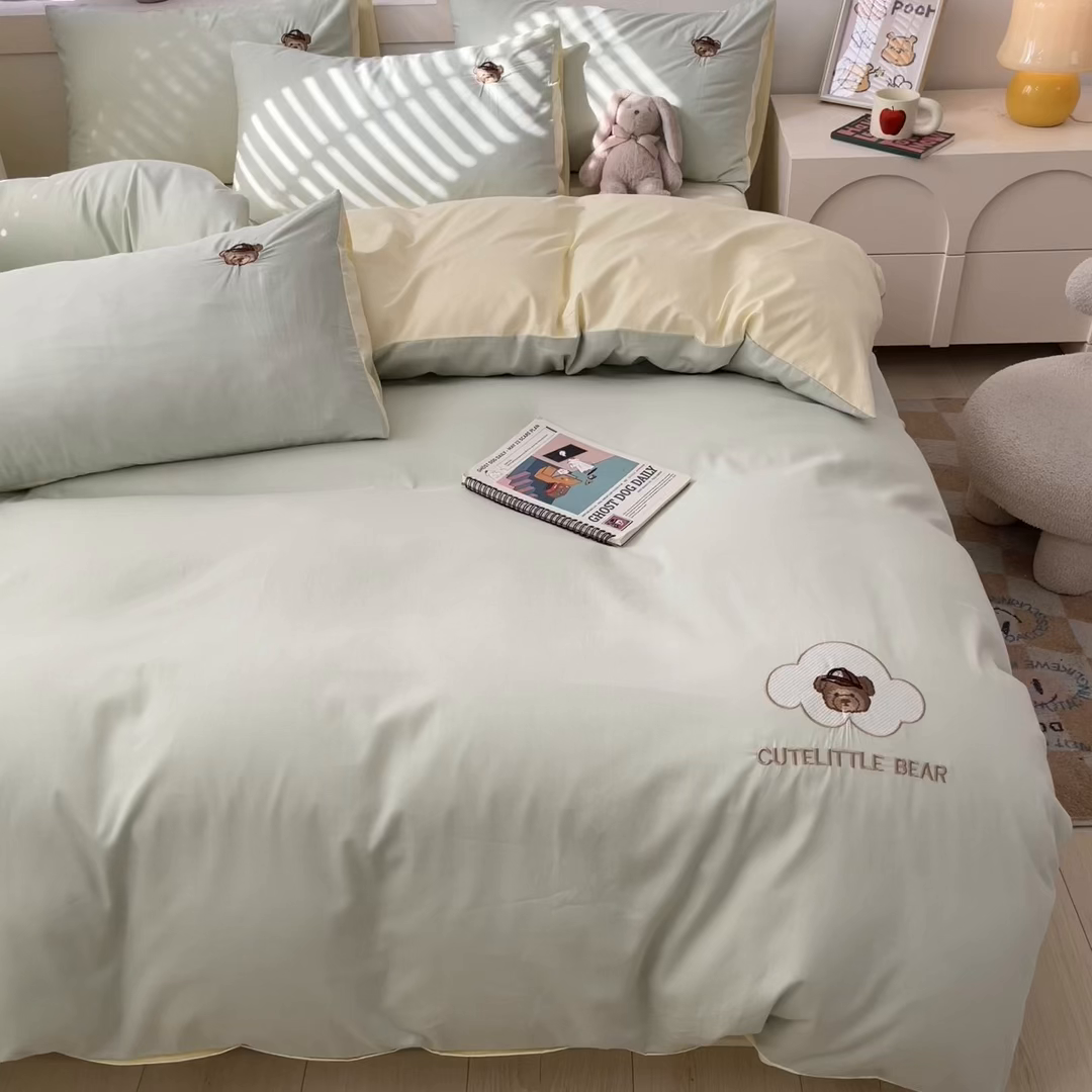 91家纺网 家纺一手货源 找家纺 琪格格纺织 2025新款40s全棉纯棉小熊绣花系列四件套 奶油熊  水绿配米白