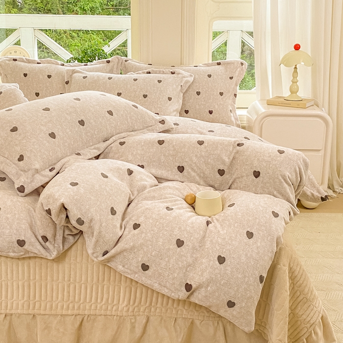 91家纺网 家纺一手货源 找家纺 梦可莱家居 2025冬新款牛奶绒加厚保暖花边床盖四件套系列简单款 心心相印