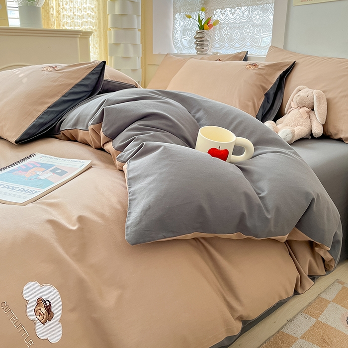 91家纺网 家纺一手货源 找家纺 琪格格纺织 2025新款40s全棉纯棉小熊绣花系列四件套 奶油熊 卡其配深灰