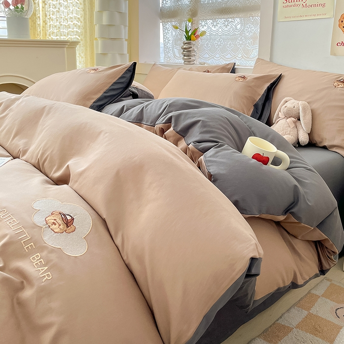 91家纺网 家纺一手货源 找家纺 琪格格纺织 2025新款40s全棉纯棉小熊绣花系列四件套 奶油熊 卡其配深灰