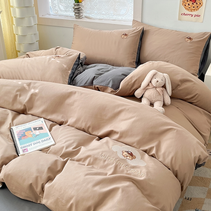 91家纺网 家纺一手货源 找家纺 琪格格纺织 2025新款40s全棉纯棉小熊绣花系列四件套 奶油熊 卡其配深灰