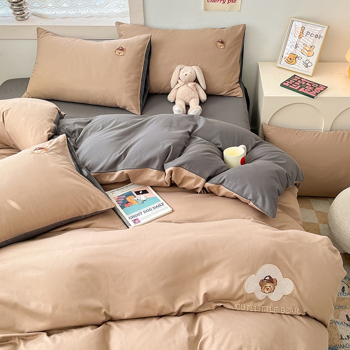 91家纺网 家纺一手货源 找家纺 琪格格纺织 2025新款40s全棉纯棉小熊绣花系列四件套 奶油熊 卡其配深灰