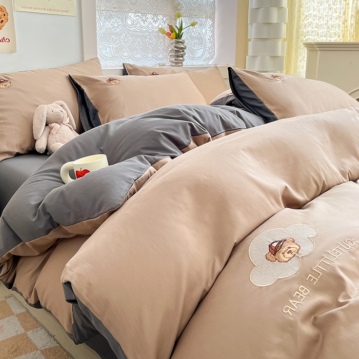 91家纺网 家纺一手货源 找家纺 琪格格纺织 2025新款40s全棉纯棉小熊绣花系列四件套 奶油熊 卡其配深灰