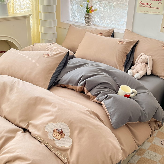 91家纺网 家纺一手货源 找家纺 琪格格纺织 2025新款40s全棉纯棉小熊绣花系列四件套 奶油熊 卡其配深灰