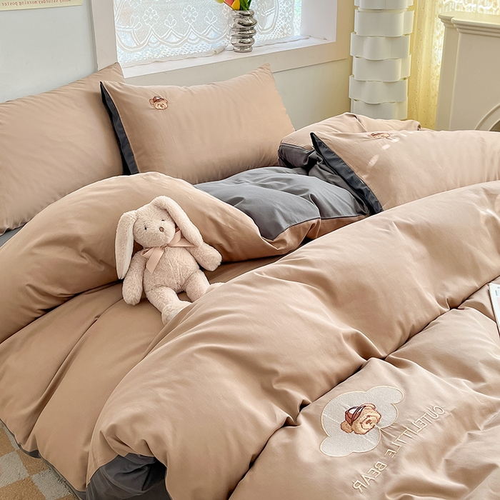 91家纺网 家纺一手货源 找家纺 琪格格纺织 2025新款40s全棉纯棉小熊绣花系列四件套 奶油熊 卡其配深灰